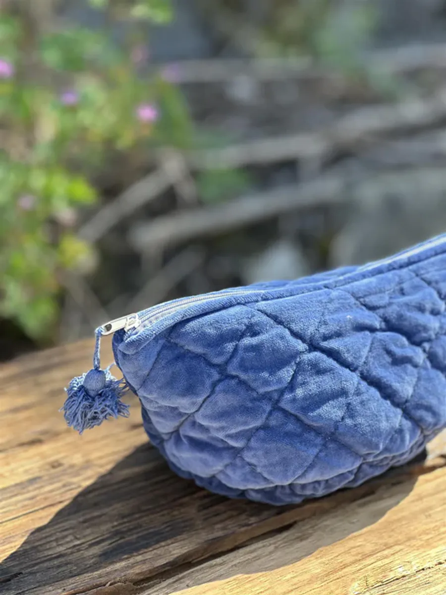 Anouska Sminkepung Velour True Blue